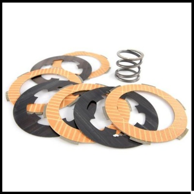 Conjunto de discos de embraiagem e mola metálica