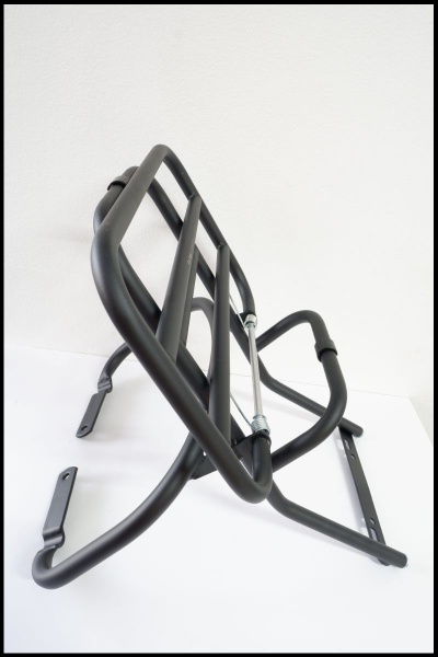 Estrutura metálica preta para suporte ou transporte