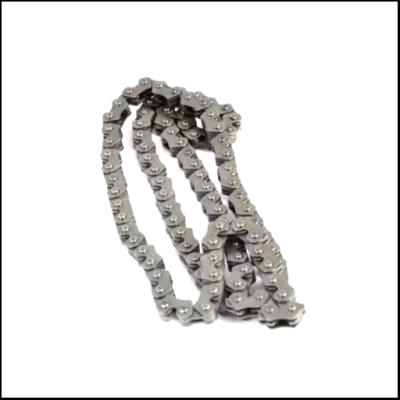 Corrente metálica prateada sobre fundo branco