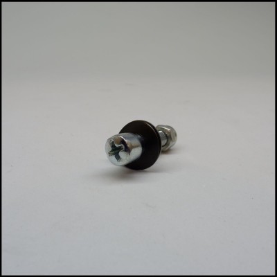 Parafuso metálico prateado com arruela preta sobre fundo cinza claro