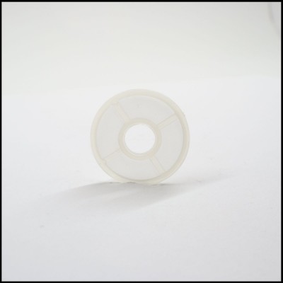 Disco circular branco de plástico com seções vazadas em fundo branco