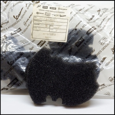 Espuma preta para filtro com embalagem transparente e etiquetas com texto técnico