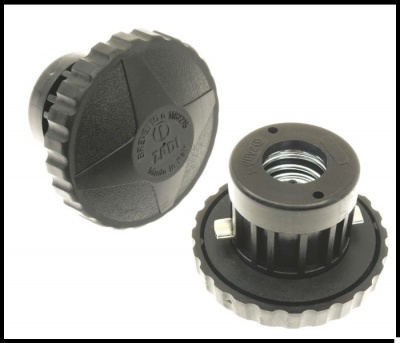 Tampas de plástico preto e cinzento com rosca metálica e texto MADE IN MEXICO