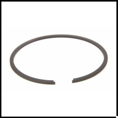 Anel fino de metal preto com corte numa extremidade