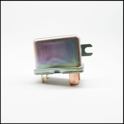 Relé elétrico metálico pequeno com três terminais