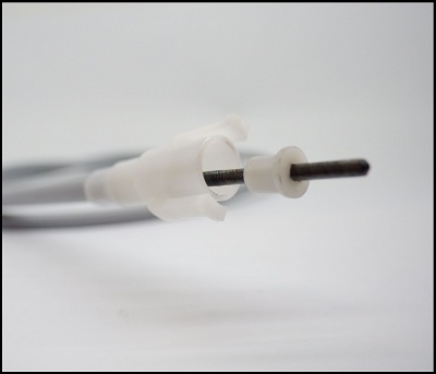 Ponta de cabo óptico com conector branco translúcido e núcleo preto