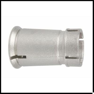 Peça metálica cilíndrica prateada com ranhuras em fundo branco