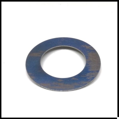 Arruela metálica azulada com manchas de desgaste sobre fundo branco