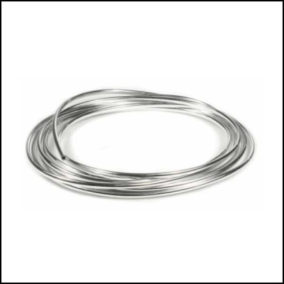 Bobina de arame metálico prateado enrolado