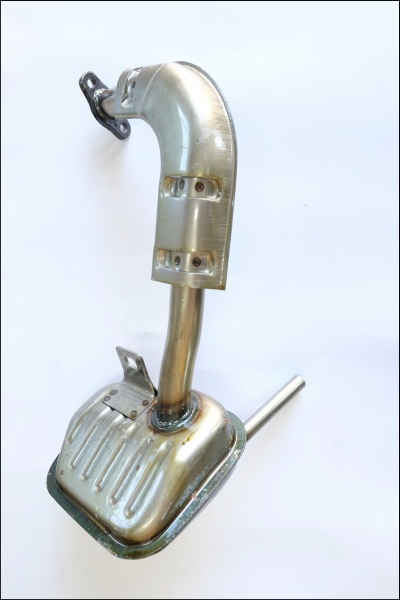 Peça metálica de escape automóvel com tubo curvo e caixa retangular