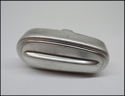 Caixa metálica ovalada prateada com superfície lisa