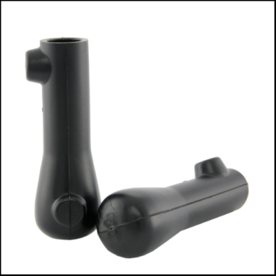 Peças de plástico pretas cilíndricas num fundo branco