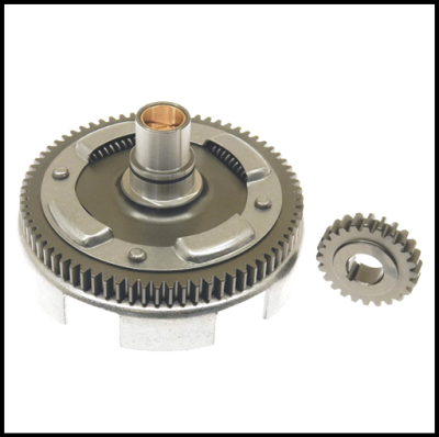 Engrenagens metálicas cinzentas com eixo dourado em fundo branco