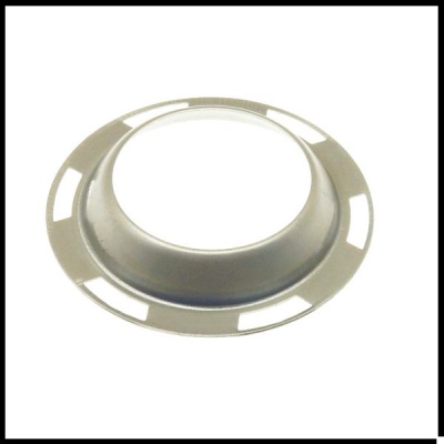 Peça metálica circular prateada com orifícios na borda