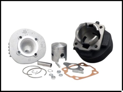 Peças de motor para motocicleta em fundo branco