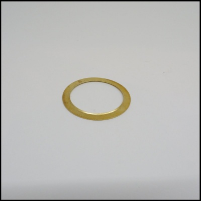 anel de metal dourado sobre fundo branco