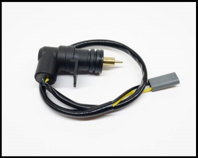 Conector elétrico preto com cabo preto e cinza