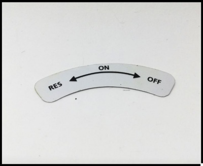Etiqueta branca curva com texto preto RES ON OFF e setas de controlo.