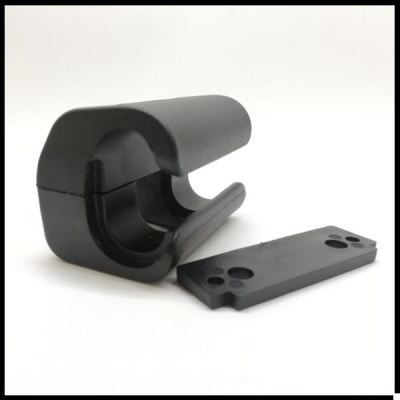 Produto em plástico preto com duas peças distintas sobre fundo branco