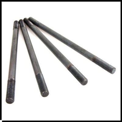 Quatro barras roscadas metálicas cinza escuro com roscas nas extremidades sobre fundo branco.