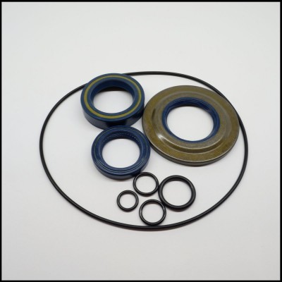 Conjunto de anéis de vedação e rolamentos em borracha e metal sobre fundo branco