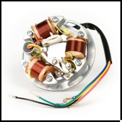 Estator elétrico com bobinas de cobre e fios coloridos sobre fundo branco