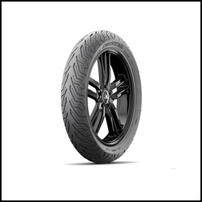 Pneu de motocicleta preto Michelin com aro preto e texto visível