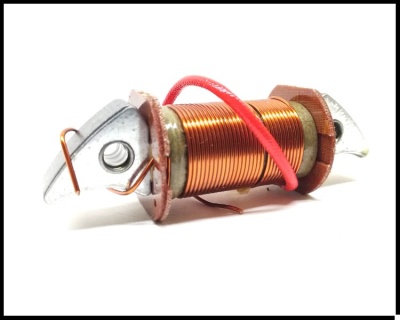 Bobina elétrica com fio de cobre e suportes metálicos
