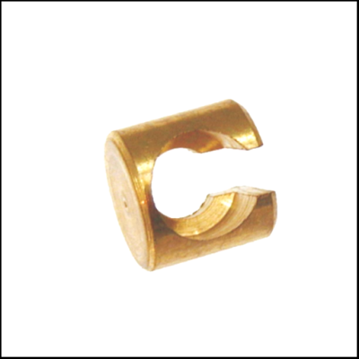 Peça metálica dourada semicircular com abertura lateral