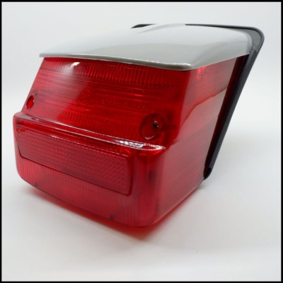 Luz traseira de automóvel vermelha com parte superior cinza