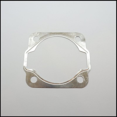 Anilha metálica quadrada prateada com quatro furos e desenho arredondado ao centro