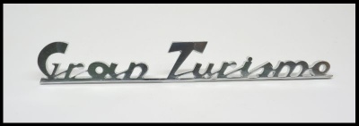 Emblema metálico prateado com texto Gran Turismo