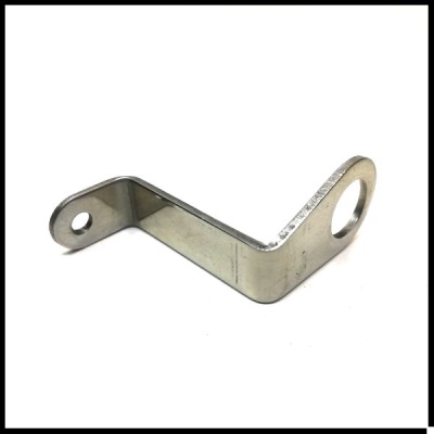 Peça metálica em forma de ângulo com orifícios circulares em cada extremidade