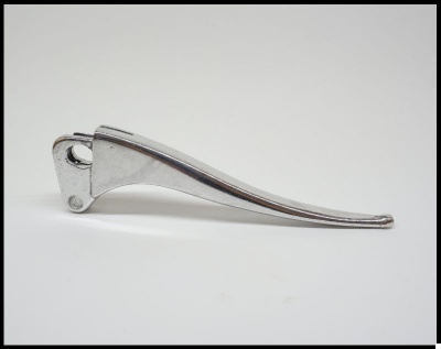 Alavanca metálica prateada com dois orifícios e fundo branco