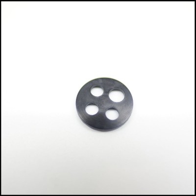Botão redondo preto com quatro orifícios sobre fundo branco
