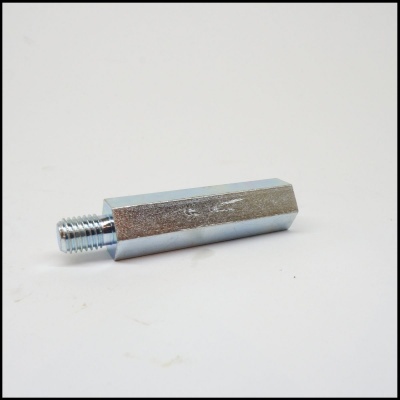 Peça metálica hexagonal com rosca numa das extremidades em fundo branco