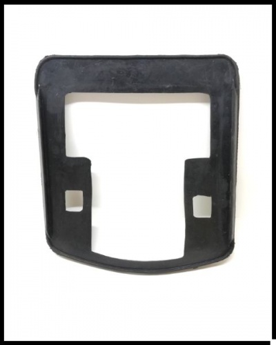 Peça plástica preta retangular com aberturas no centro e parte inferior