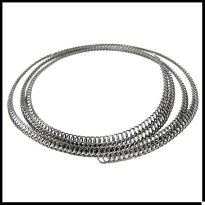 Três molas metálicas prateadas enroladas em espiral sobre fundo branco