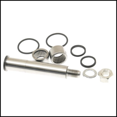 Conjunto de peças mecânicas metálicas e borracha sobre fundo branco