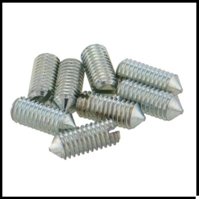 Parafusos de metal prateado com pontas e filetes sobre fundo branco