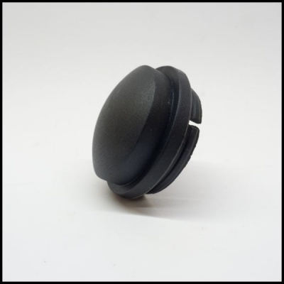 Tampão redondo preto de plástico com ranhuras lateral em fundo branco