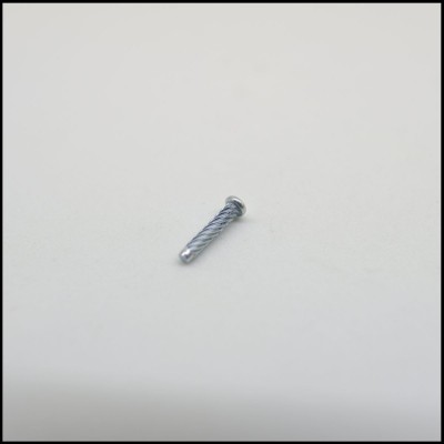 Parafuso pequeno de metal prateado sobre superfície branca