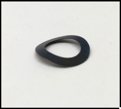 Anel preto fosco assimétrico sobre fundo branco