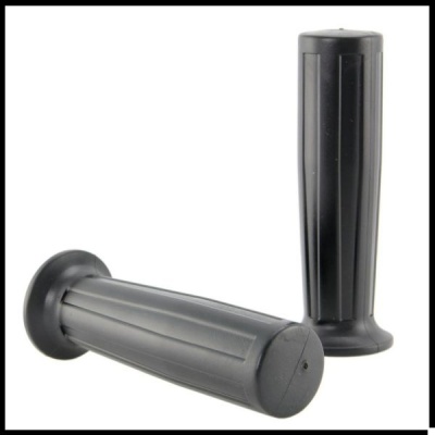 Par de punhos em borracha preta com textura estriada.