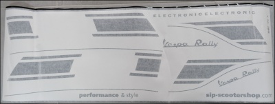 Decalques para scooter Vespa Rally em embalagem branca e cinza com texto e padrões geométricos
