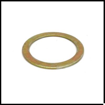 Anel metálico dourado plano em fundo branco