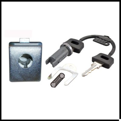 Fechadura para porta com mola, gancho e duas chaves em fundo branco