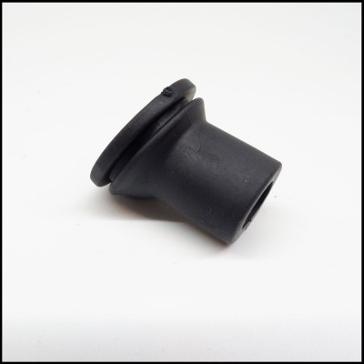 peça cónica preta de borracha ou plástico sobre fundo branco