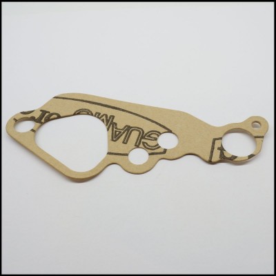 Junta de papel com várias aberturas e inscrições pretas sobre fundo branco