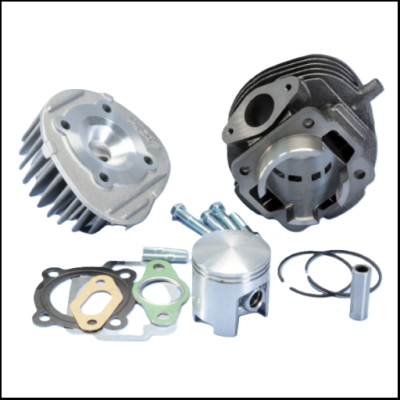 Peças metálicas de motor com cilindro, pistão e juntas sobre fundo branco